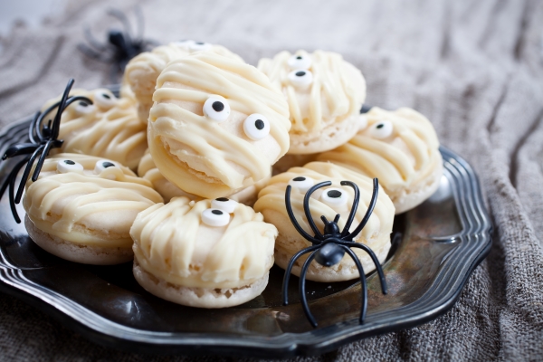 Mummy Macaroons